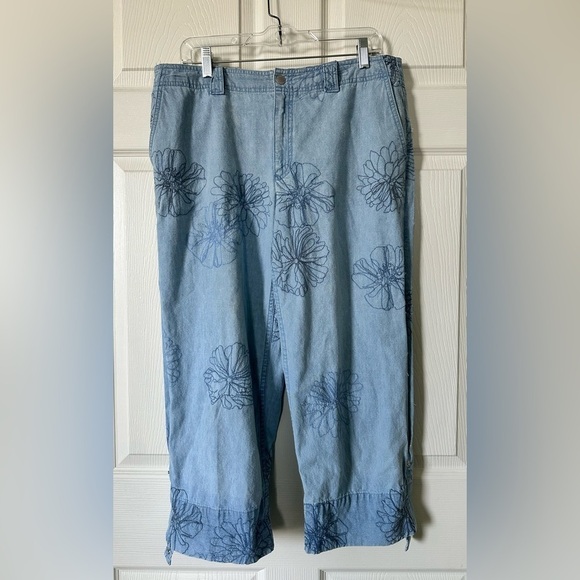 Liz Claiborne Women's Floral embroidered Blue Jeans Size 14P - Picture 1 of 9